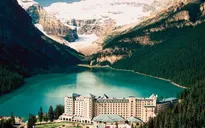 Hồ xanh ngọc bích tuyệt đẹp ở Canada
