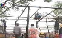 Cà Mau: Lốc xoáy làm 30 căn nhà hư hại