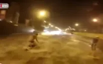 Lướt ván điệu nghệ trên đường phố ngập nước ở Nga