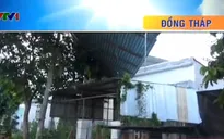 Lốc xoáy cuốn mái nhà dân bay hàng chục mét