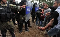 Cảnh sát Macedonia dùng bạo lực với người di cư