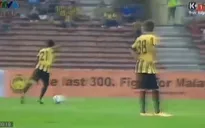 Thủ quân O.Malaysia sút phạt thành bàn đẹp mắt hạ gục Hoài Anh