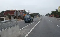 Người dân tự ý tháo dỡ dải phân cách, mở lối đi trên QL1