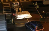 Mảnh vỡ nghi là của máy bay MH370 được chuyển về Pháp