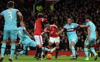Hòa may trước West Ham, Man Utd lỡ ngôi đầu