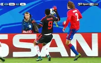 Louis Van Gaal chê Martial "ngốc nghếch" vì dùng tay chơi bóng
