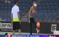 Maria Sharapova trổ tài… đá bóng