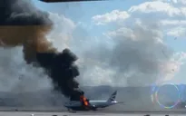 Máy bay của British Airways bốc cháy ngay trên đường băng