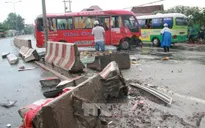 Lật xe khách trên đại lộ Bình Dương, 12 người bị thương nặng