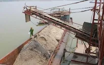 Hà Nội: Bắt giữ 2 tàu khai thác cát trái phép