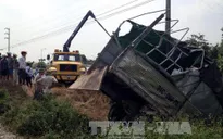 Đâm mạnh tàu hỏa, lái xe tải văng khỏi buồng lái, tử vong