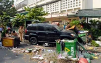 Ô tô "điên” đâm hai xe máy, 3 người nhập viện