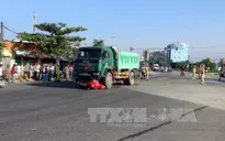 Xe ben đâm xe máy giữa bùng binh, 1 sinh viên tử vong