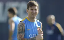 Messi và đồng đội tưởng niệm nạn nhân vụ thảm sát ở Paris trong buổi tập