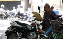 Người dân Thủ đô mệt mỏi “chống chọi” với nắng nóng