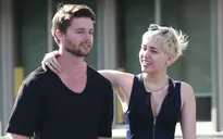 Miley Cirus ủng hộ bạn trai bán pizza