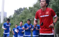 FIFA từ chối đổi lịch thi đấu, HLV Miura "một nách hai con"
