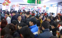 TP. HCM: “Nghẹt thở” chen chân sắm Tết tại siêu thị