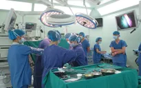 Bệnh viện ĐH Y Hà Nội phẫu thuật nội soi đại tràng thành công cho bệnh nhân 75 tuổi