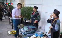 Phiên chợ thổ cẩm của người Mông ở Hà Nội