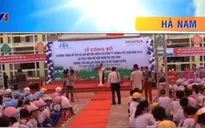 Hà Nam: Tặng mũ bảo hiểm cho học sinh
