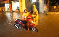 Hà Nội: Nhiều tuyến phố ngập nặng sau mưa lớn