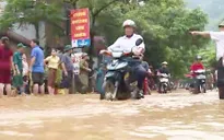 Lạng Sơn: Mưa lũ kéo về, thị trấn Đồng Mỏ chìm trong biển nước