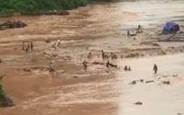 Mưa lũ cuốn trôi cầu tại Tuần Giáo, Điện Biên