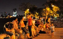 Tránh nắng nóng, người dân Thủ đô “đua nhau” ra đường buổi tối