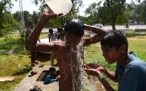 Người dân Pakistan chống chọi với nắng nóng