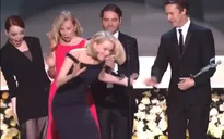 Emma Stone suýt làm bạn diễn “vồ ếch” tại SAG Awards