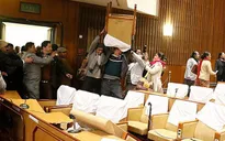 Nepal: Các nghị sĩ đối lập ném ghế vào Chủ tịch Quốc hội