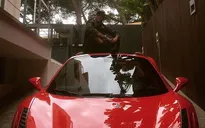 Neymar ngồi trên nóc khoe siêu xe Ferrari mới tậu
