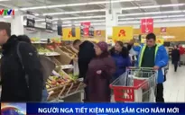 Kinh tế khó khăn, người Nga tiết kiệm mua sắm cho năm mới