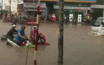 Bình Dương: Ngã tư miếu Ông Cù ngập nặng, đường biến thành sông