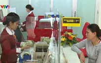 Sau điều chỉnh tỷ giá, ngân hàng đồng loạt tăng lãi suất