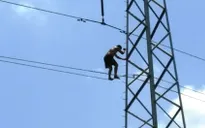 Thanh niên nghi ngáo đá leo lên cột điện cao thế
