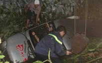 Ô tô lao xuống hố nước, 14 người thoát nạn