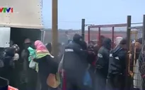 Hàng nghìn người di cư mắc kẹt dưới mưa tại biên giới Macedonia - Hy Lạp