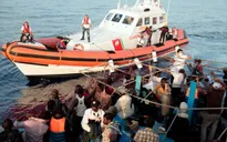 Italy: Lực lượng bảo vệ bờ biển giải cứu gần 3.700 người di cư trái phép