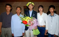 "Chàng trai vàng Toán học" Nguyễn Thế Hoàn và công ơn của bố mẹ phụ hồ
