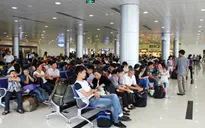 Hoãn chuyến bay: Khách hàng vẫn là người chịu thiệt