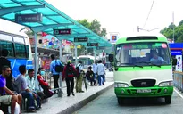 Thiếu nhà chờ, người dân TP.HCM đội nắng, đội mưa chờ xe bus