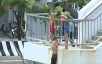TP.HCM: Nguy hiểm rình rập từ nhảy cầu, tắm kênh