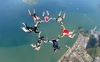 Ngoạn mục màn nhảy dù từ vách đá cao 200m tại Hy Lạp