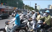 Người dân Hà Nội gồng mình chống nắng nóng