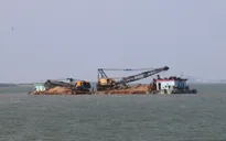 Bắt 4 tàu khai thác cát trái phép tại Tiền Giang