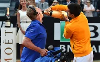 Nole dốc rượu mời phóng viên ở Rome Masters
