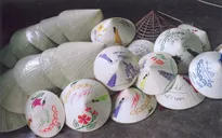 Nón bài thơ Huế là một trong những trang phục truyền thống đặc sắc thế giới