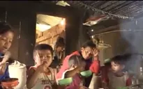 Nữ y tá bất chấp nguy hiểm cứu em bé suýt bị chôn theo mẹ